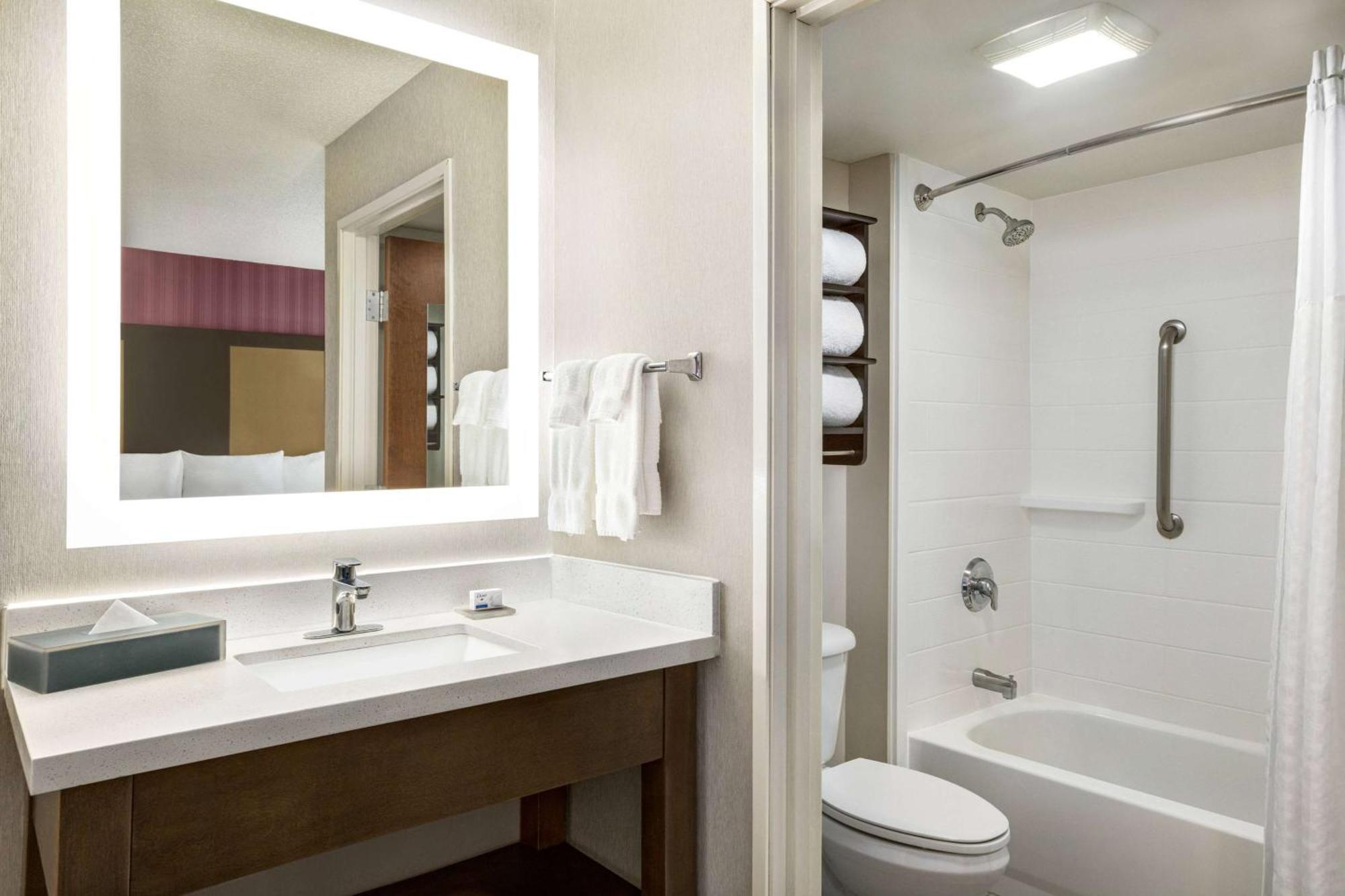 La Quinta By Wyndham Newark - Elkton Hotel Exterior photo